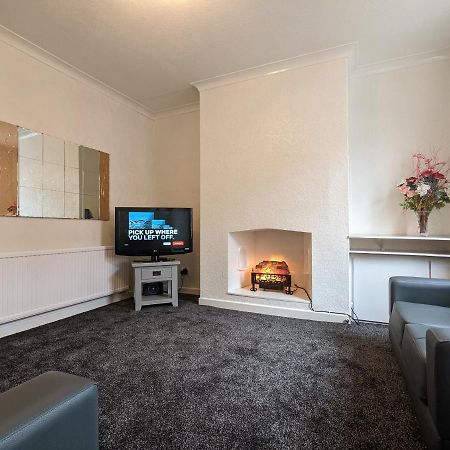Moon Holiday Townhouse Free Parkingprivate Garden Blackpool Bagian luar foto